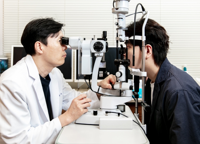 눈이피로할때 눈 상태를 확인하기 위해 정밀 검사를 진행하는 모습