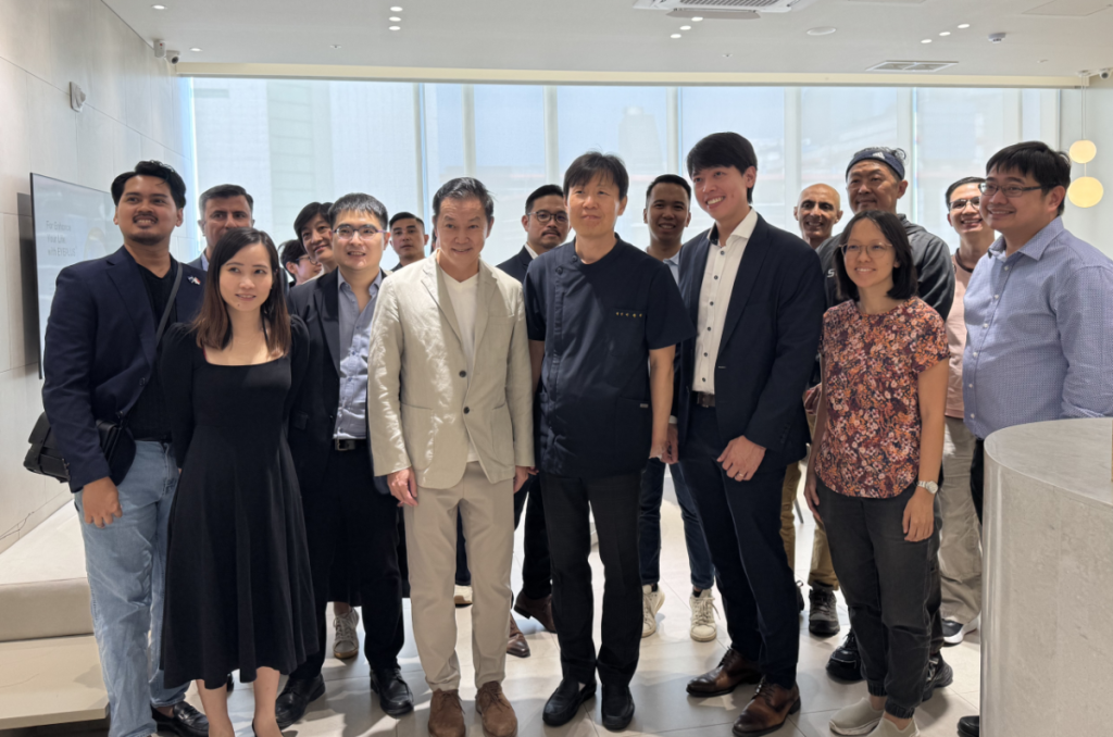 해외 의료진들이 아이플러스안과에 와서 이용재 대표원장님과 기념 사진을 찍는 모습