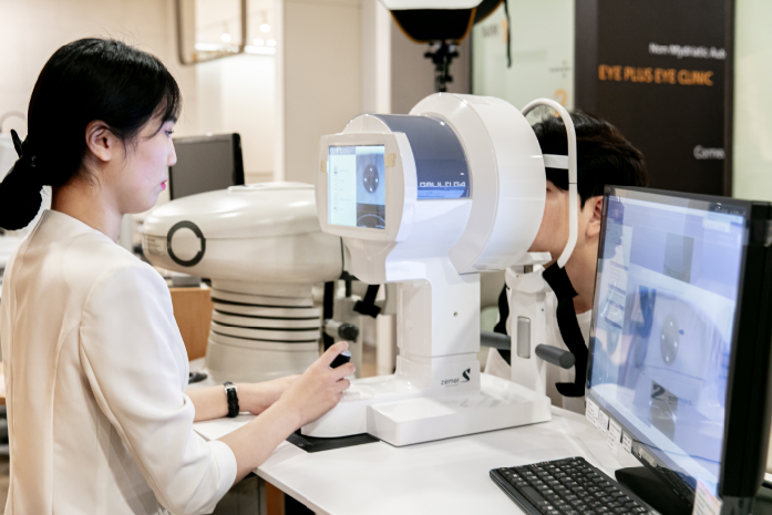 환자가 렌즈삽입수술 가능 여부 확인을 위해 검사 기계를 통해 정밀검사를 받는 모습
