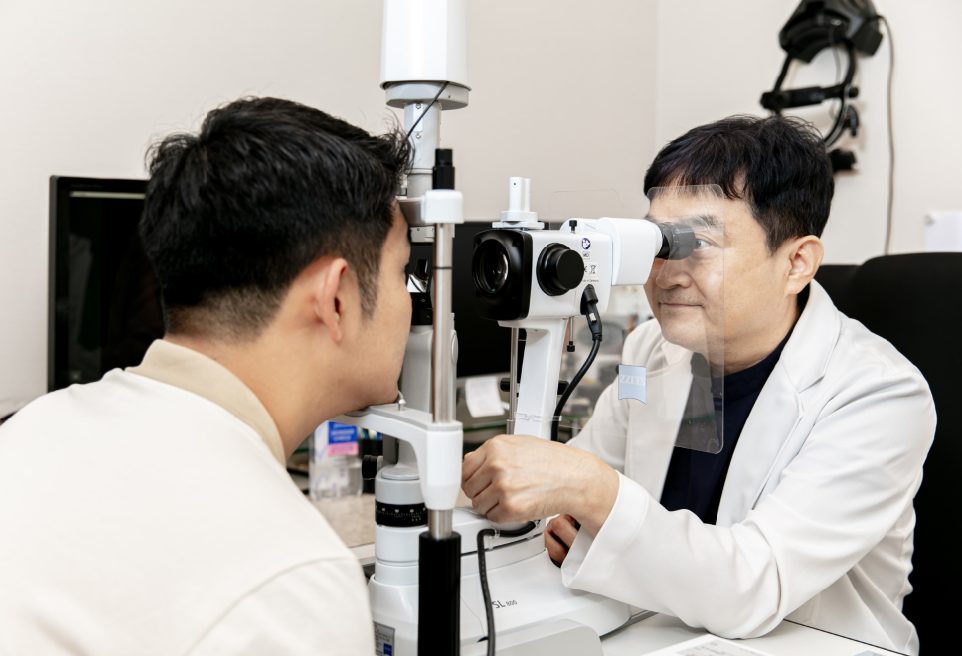 세극등 현미경 검사를 하고 있는 아이플러스안과 최용석 대표원장님