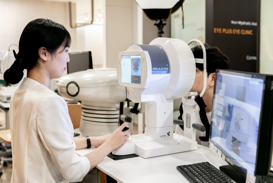 스마일라식 수술 전 정밀 시력 및 각막 검사 장면