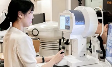 올레이저라섹 수술을 위해 정밀검사를 진행하는 모습