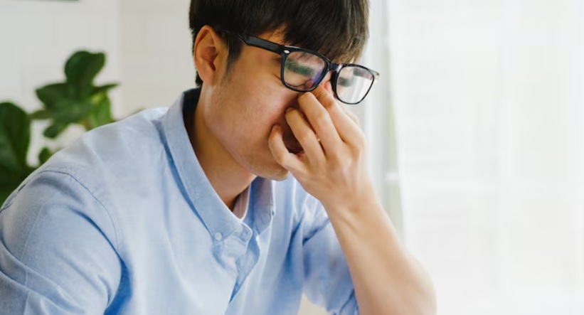 난시테스트 후 난시로 인해 고통스러워하는 환자의 모습