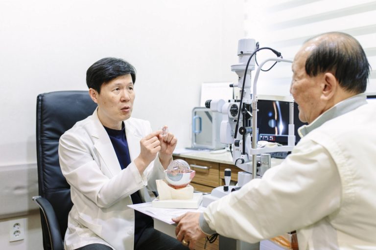 백내장 자가진단, 병원 가기 전 꼭 확인해야 할 신호들