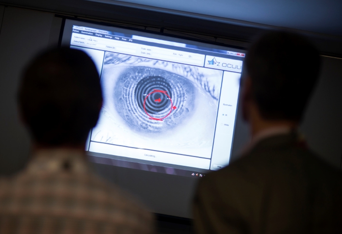 스마일라식 전후로 안구건조 상태를 확인하고 있는 모습