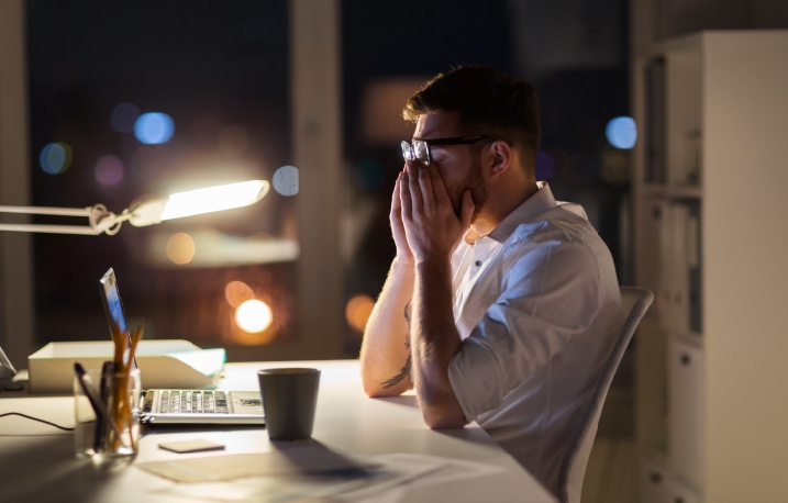 컴퓨터를 하다가 눈이 피로해서 눈을 감싸고 있는 모습