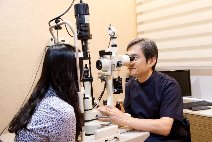 초고도근난시 환자의 눈 상태를 한번 더 확인하고 있는 아이플러스안과 최용석 원장님