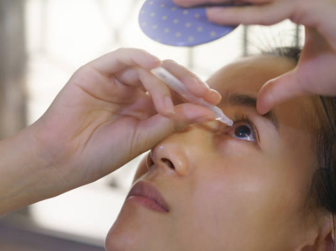 라식수술과정이 끝난 후 인공눈물을 점안하는 모습