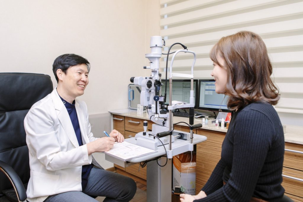 라식후시력저하를 방지하기 위해 진료를 보는 사진