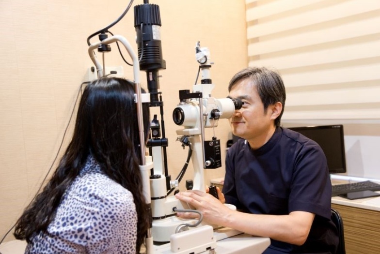 렌즈삽입술회복기간을 확인하기 위해 검진중인 환자와 의사의 모습