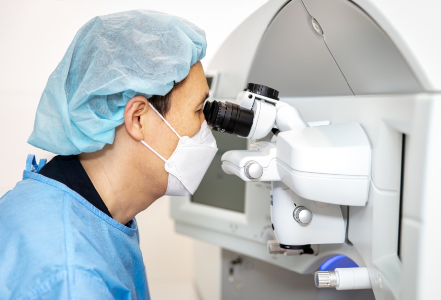 스마일라식 수술을 하는 아이플러스안과 이용재 대표원장님의 모습