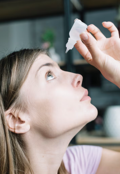 겨울철안질환을 예방하기 위해 인공눈물을 사용하는 여성