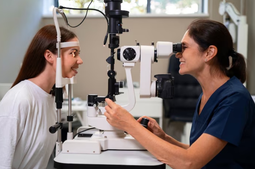눈에 좋은 습관을 실천하기 위해 안과를 찾은 사람