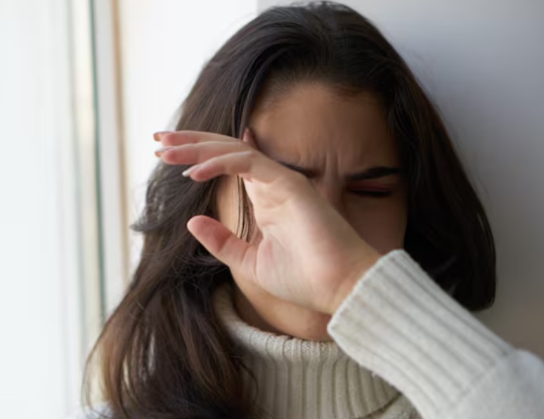 눈이붓는이유를 알고 싶어하는 여성