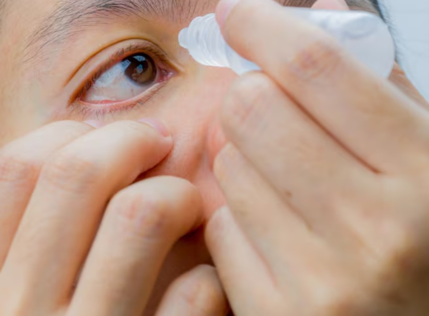 눈이 뻑뻑할때 인공눈물을 넣는 모습