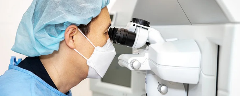 스마일라식재수술을 진행하는 모습