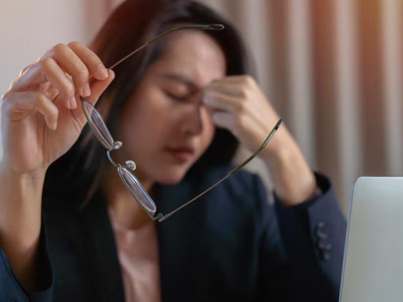 라식재수술을 고민할 정도로 시력이 떨어진 여성