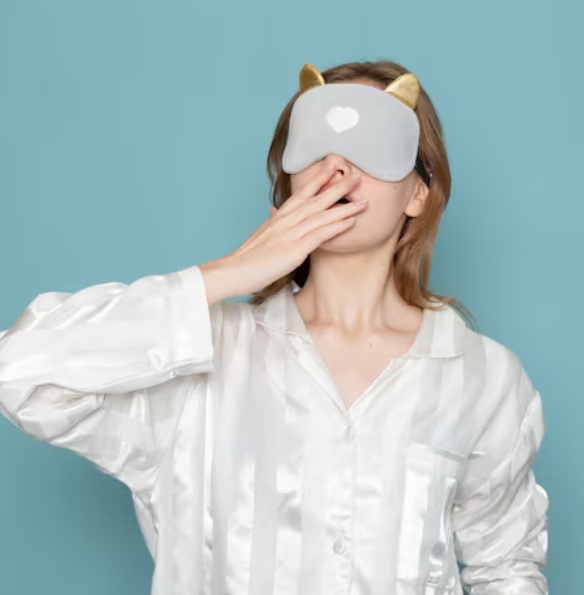 시력좋아지는법 중 하나인 눈의 피로를 덜어주는 모습