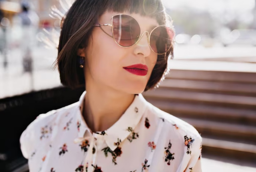 라섹수술회복기간을 잘 보내기 위해 선글라스를 낀 여자