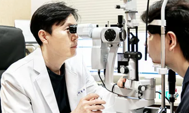 비쥬맥스800으로 수술을 하기 위해 진료를 보는 모습