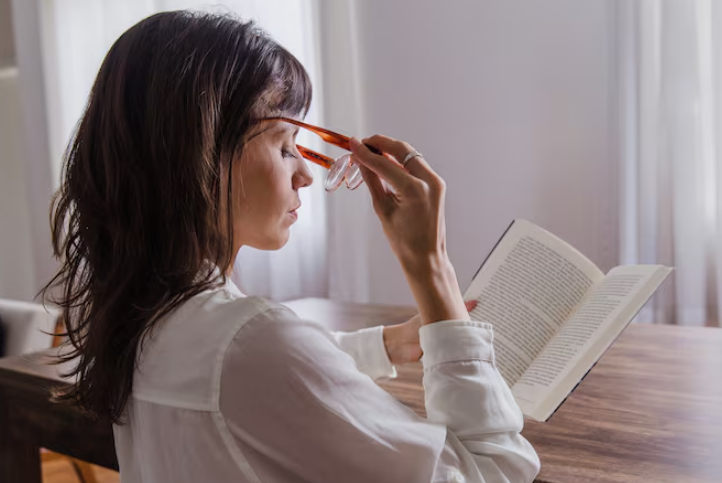 스마일라식잔여난시를 겪는 환자의 모습
