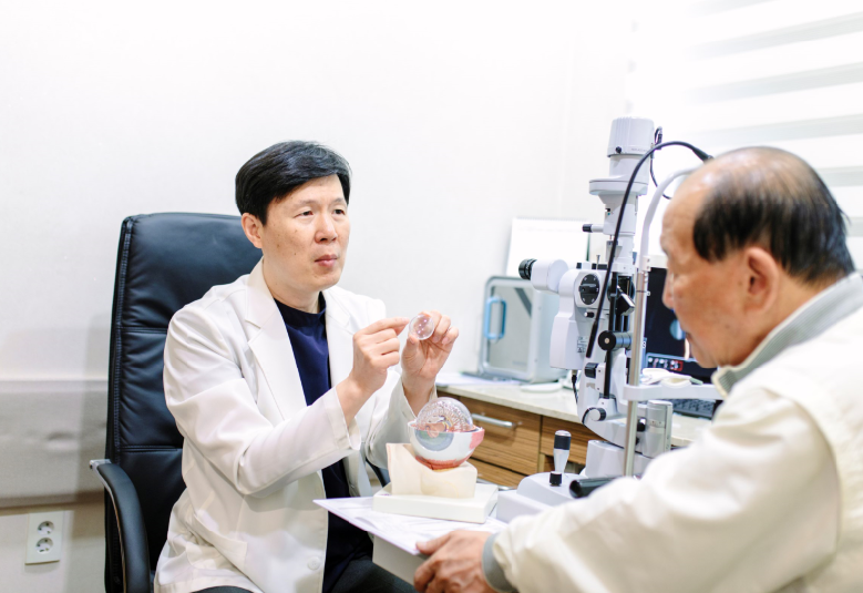 50대 이상 시력교정술 전, 눈 상태와 수술 방법에 대해 설명하고 있는 아이플러스안과 의료진