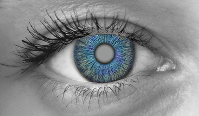 백내장 눈 이미지 — 혼탁해진 수정체로 동공이 뿌옇게 보이며 시야가 흐려진 백내장 환자의 눈을 표현한 사진.