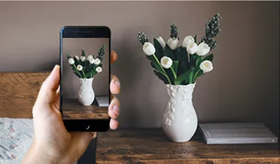 “정상 시력 예시 이미지 — 먼 거리와 근거리 모두 초점이 잘 맞아 선명하게 보이는 상태를 스마트폰 촬영 장면으로 표현함.