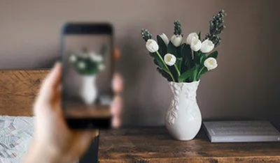 노안 시력 예시 이미지 — 근거리 초점이 맞지 않아 스마트폰 화면이 흐릿하게 보이는 모습을 통해 노안의 시야 흐림을 표현함.