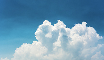 정상 시야 이미지 — 맑은 하늘과 구름이 깨끗하게 보이는 건강한 눈의 시야 상태를 표현함.